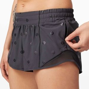 Black logo Lululemon Hotty Hot Short 2.5”